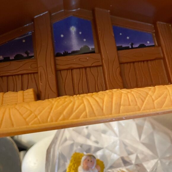 Fisher Price Nativity Musical House with Side Palm Trees and 2 Figures - Picture 11 of 12